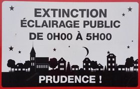 Panneau signalant l’extinction de l’éclairage public en Wallonie — © Vade-mecum pour la prise en compte de la biodiversité dans les projets d’éclairage public.