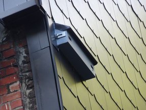 Nichoir dans un mur isolé avec bardage en ardoise à Jette. — © Martine Wauters