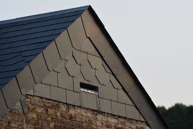 Chiroptière dans le mur pignon pour permettre aux chauves-souris d'accès aux combles en vol — © Gilles San Martin