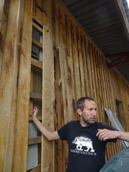 Labyrinthe avec microgîtes en béton de bois pour chauves-souris à l'arrière du bardage en bois— Bos't Ename — © Martine Wauters