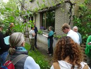 Exercice de mise en pratique pour conseils en aménagements dans le bâti sur une maison unifamiliale ce 3 mai 2025 avec les ambassadeurs du Réseau nature et les volontaires de la Cellule Biodiversité dans le bâti de Natagora — © Martine Wauters