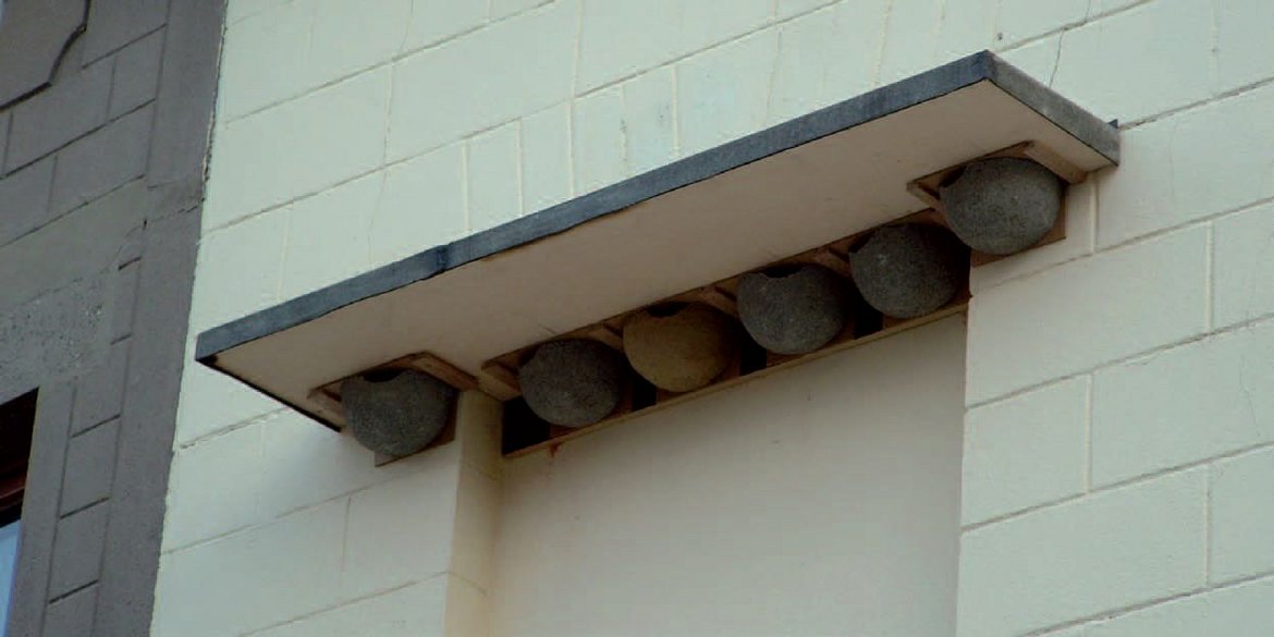 Faux débord et nids artificiels pour l'Hirondelle de fenêtre © Charle Carels