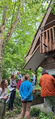 Visite de la Faunahuis ce 3 mai 2025 avec les ambassadeurs du Réseau nature et les volontaires de la Cellule Biodiversité dans le bâti de Natagora — © Filip Hebbrecht