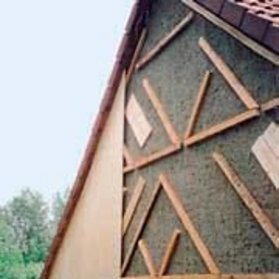 Lattage intéressant pour les chauves-souris derrière un bardage en bois — © Frank Meisel, Abteilung Naturschutz, Landschaftspflege Lattage intéressant pour les chauves-souris derrière un bardage en bois — © Frank Meisel, Abteilung Naturschutz, Landschaftspflege