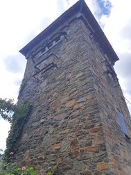 Vue extérieure avant travaux de l'ancienne tour électrique de Dalhem aménagée pour les chauves-souris et les oiseaux — © Julia Luxen