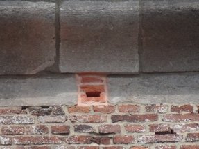 Fermeture avec accès d'un trou de boulin — © Martine Wauters — Idée originale de Philippe Guérard