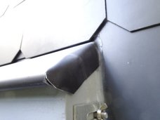 Détail raccord entre bardage en ardoise et nichoir apposé sur l'isolant. — © Martine Wauters