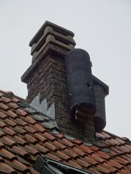 Microgîte pour chauves-souris placés en applique sur une cheminée — Faunahuis — © Martine Wauters