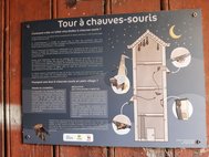 Panneau didactPanneau didactique sur la porte de l'ancienne tour électrique de Dalhem — © Illustration CPIG.be missionné par le Parc naturel de la Vallée d'Attertique sur la porte de l'ancienne tour électrique de Dalhem — © Julia Luxen