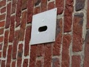 Nichoir apposé à l'intérieur avec tunnel d'accès. Vue depuis l'extérieur. — © Martine Wauters