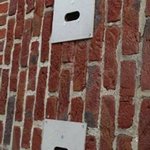 Nichoir apposé à l'intérieur avec tunnel d'accès. Vue depuis l'extérieur. — © Martine Wauters