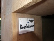 Panneau à l'entrée de la chambre froide pour chauves-souris — Bos't Ename — © Bénédicte Charlier