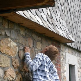 Bardage accueillant pour les chauves-souris — Bâtiment à Hombourg — © Gilles San Martin Bardage accueillant pour les chauves-souris — Bâtiment à Hombourg — © Gilles San Martin