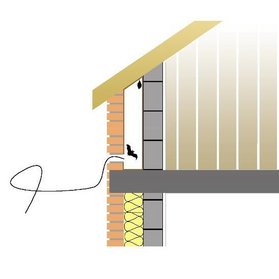 Accès à la lame d'air derrière le parement en brique d'un mur — © CEREMA Accès à la lame d'air derrière le parement en brique d'un mur — © CEREMA