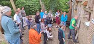 Visite de la Faunahuis ce 3 mai 2025 avec les ambassadeurs du Réseau nature et les volontaires de la Cellule Biodiversité dans le bâti de Natagora — © Filip Hebbrecht