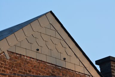 Chatières dans le bardage du mur pignon pour permettre aux chauves-souris d'accéder aux combles — © Gilles San Martin