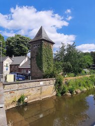 Vue extérieure avant travaux de l'ancienne tour électrique de Dalhem aménagée pour les chauves-souris et les oiseaux — © Julia Luxen