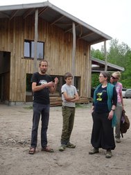 Visite de la ferme pédagogique Bos't Ename ce 3 mai 2025 avec les ambassadeurs du Réseau nature et les volontaires de la Cellule Biodiversité dans le bâti de Natagora — © Martine Wauters