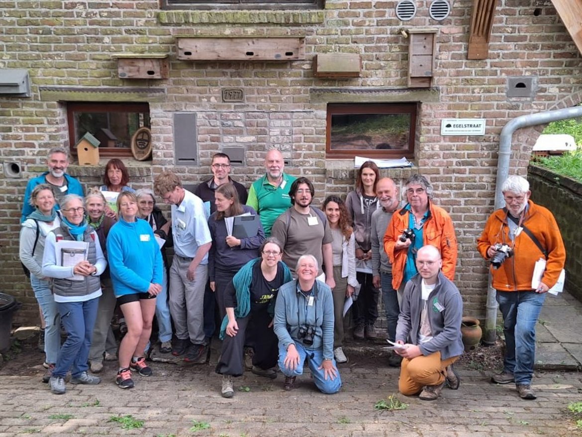 Photo de groupe — Visite de la Faunahuis ce 3 mai 2025 avec les ambassadeurs du Réseau nature et les volontaires de la Cellule Biodiversité dans le bâti de Natagora — © Filip Hebbrecht
