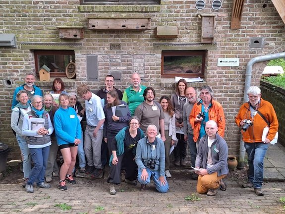 Photo de groupe — Visite de la Faunahuis ce 3 mai 2025 avec les ambassadeurs du Réseau nature et les volontaires de la Cellule Biodiversité dans le bâti de Natagora — © Filip Hebbrecht