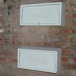 Nichoir apposé à l'intérieur avec tunnel d'accès. Vue depuis l'intérieur. — © Martine Wauters