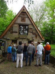 Visite de la Faunahuis ce 3 mai 2025 avec les ambassadeurs du Réseau nature et les volontaires de la Cellule Biodiversité dans le bâti de Natagora — © Martine Wauters