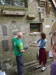 Visite de la Faunahuis ce 3 mai 2025 avec les ambassadeurs du Réseau nature et les volontaires de la Cellule Biodiversité dans le bâti de Natagora — © Bénédicte Charlier