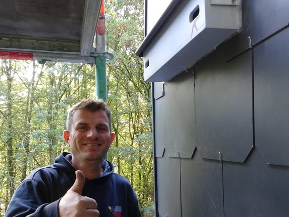 Entrepreneur heureux d'avoir pu intégrer le nichoir dans la paroi isolée. — © Martine Wauters