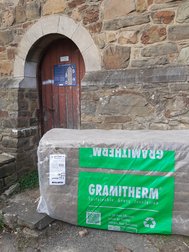 Panneaux à base d'herbe offert par Gramitherm pour isoler le premier étage — Ancienne tour électrique de Dalhem — © Julia Luxen