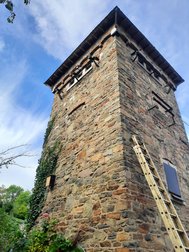 Vue extérieure après travaux de l'ancienne tour électrique de Dalhem aménagée pour les chauves-souris et les oiseaux — © Julia Luxen