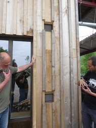 Labyrinthe avec microgîtes en béton de bois pour chauves-souris à l'arrière du bardage en bois— Bos't Ename — © Bénédicte Charlier