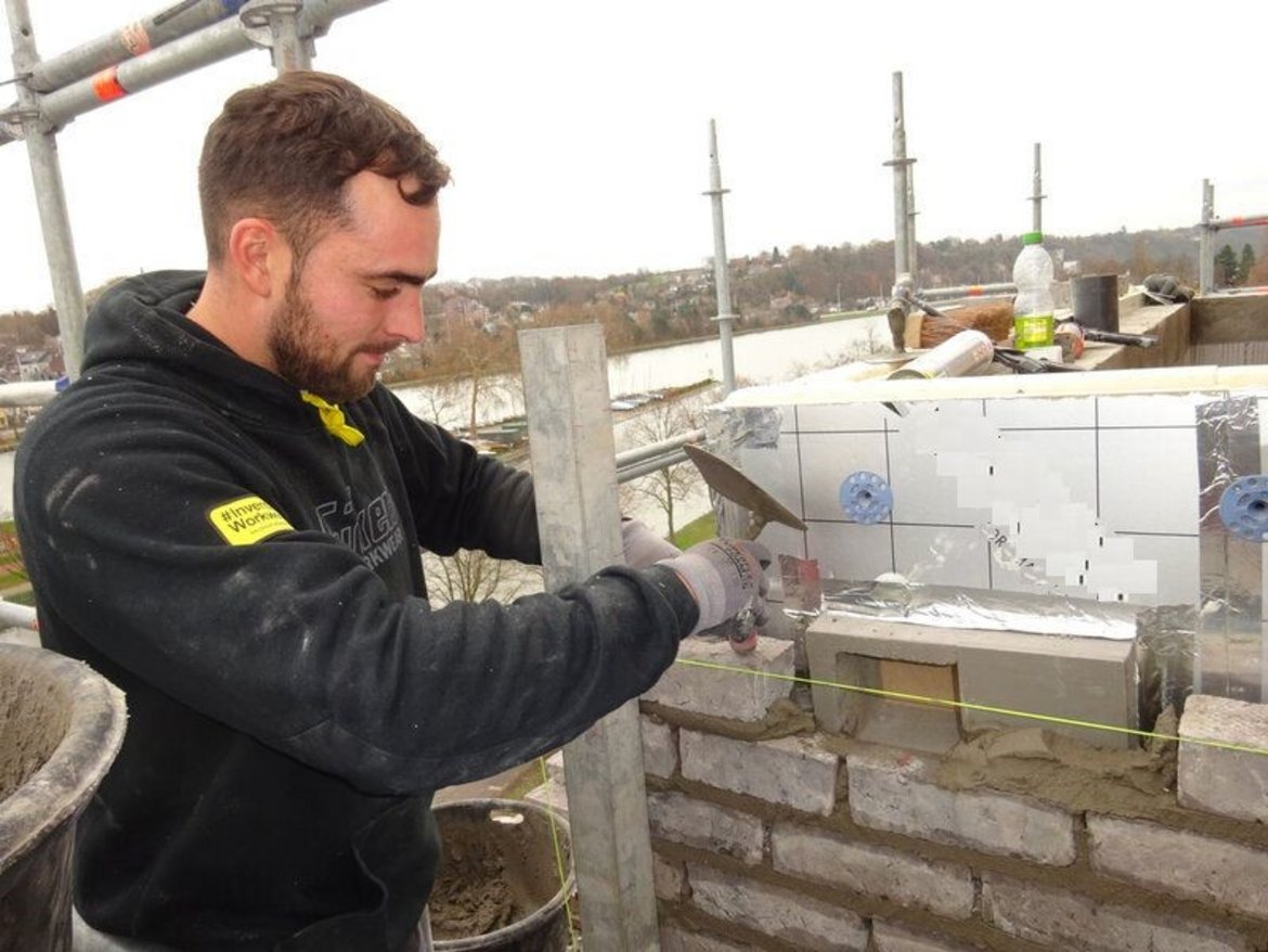 Placement d'une cavité préfabriquée dans un mur isolé - Visé © Martine Wauters