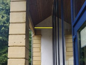 Proposition 1 : intégrer une faux-plafond horizontal pour créer des cavités intégrées sous le débord — © Julia Luxen