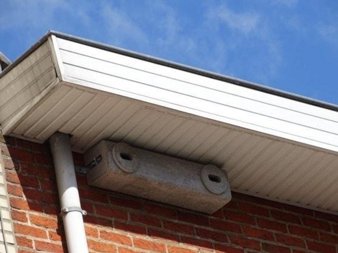 Nichoir pour Martinet noir apposé sous une corniche en PVC — © Martine Wauters Nichoir pour Martinet noir apposé sous une corniche en PVC — © Martine Wauters