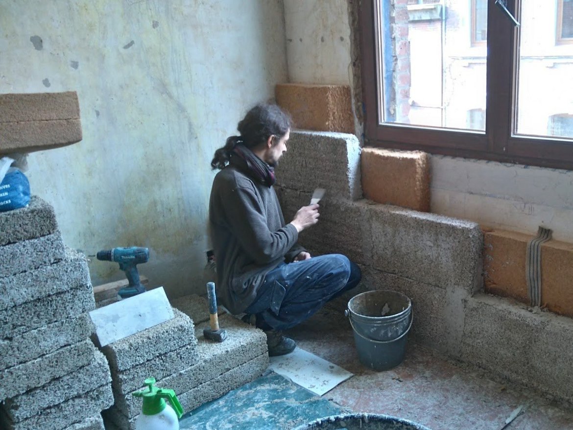 Isolation d'un mur par l'intérieur en fibre de bois et chaux-chanvre — © Julia Luxen