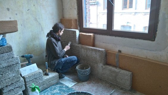 Isolation d'un mur par l'intérieur en fibre de bois et chaux-chanvre — © Julia Luxen Isolation d'un mur par l'intérieur en fibre de bois et chaux-chanvre — © Julia Luxen