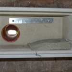 Nichoir apposé à l'intérieur avec tunnel d'accès. Vue depuis l'intérieur. — © Martine Wauters